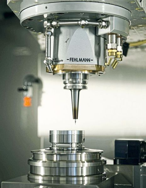 Mit grosser Fertigkeit hat sich Helfenstein Mechanik darauf spezialisiert, mit kleinsten Bearbeitungswerkzeugen, deren Durchmesser deutlich unter einem Millimeter beträgt, filigrane und anspruchsvolle Teile zu fertigen, wie die Funktionsteile für Uhren von «ochs und junior». (Helfenstein Mechanik AG)