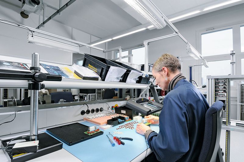 Die Baumer Group verbesserte die Lichtverhältnisse durch zusätzliche System- und Lupenleuchten an den Arbeitsplätzen. (Bild: Waldmann)
