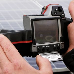Inspektion von Solarmodulen mit einer Wärmebildkamera der T-Serie von Flir. (Flir)
