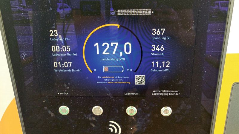 Der große Akku im ET5 hat 100 Kilowattstunden Kapazität und lässt sich mit maximal 130 Kilowatt laden. Das klappte im Test, wenn auch nicht über die gesamte Ladedauer.  Im Durchschnitt wurde der Akku mit rund 98 Kilowatt geladen. Alternativ bietet Nio den Batterietausch an automatisierten Stationen. Der Wechsel dauert unter zehn Minuten. (Bild: Thomas Günnel/Automobil Industrie)