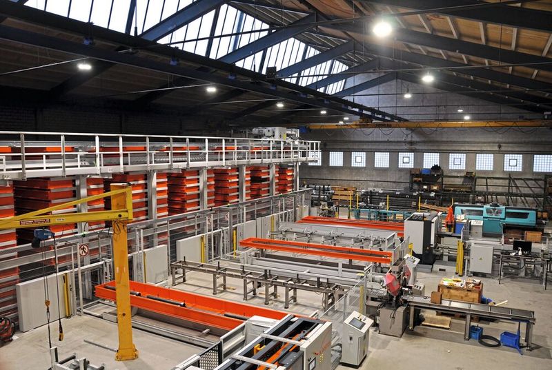Drei Übergabestationen bringen Halbzeuge aus den Lagerbehältern zum Sägen. (Bild: Kasto)
