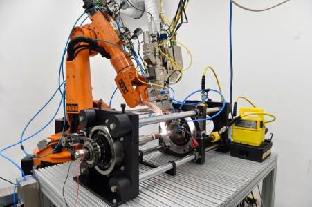 So sieht die Systemtechnik mit rotierendem Werkstück aus, die für den ultraschallunterstützten Laserschweißprozess an hybriden Metallbauteilen der Paarungen Stahl-Stahl oder Stahl-Nickel am LZH verwendet wird. (Bild: LZH)