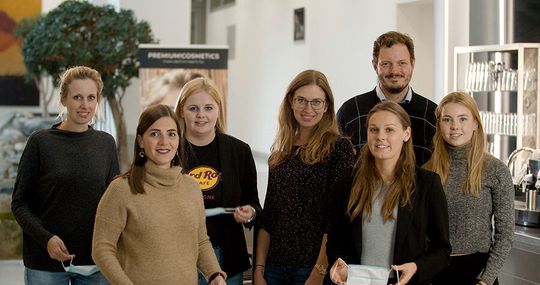 Neue Formen der Zusammenarbeit fördern nicht nur den Spaß bei der Arbeit, sondern vermitteln den Beschäftigten auch bei der teilweise großen räumlichen Trennung ein gutes Teamgefühl bei Premium Cosmetics.(Bild:  Premium Cosmetics)