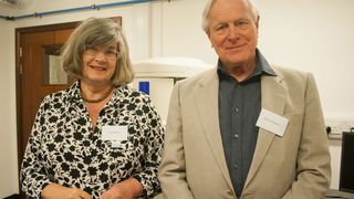 Die Wurzeln der Rasterelektronenmikroskopie: Garry Stewart (rechts) arbeitete an der Konzeption des ersten Rasterelektronenmikroskops zur kommerziellen Nutzung und Celia Moss (links) war eine der ersten Demonstratorinnen. (Zeiss)
