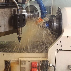 Das „µGrind booster“ kann mit zwei Messuhren in wenigen Minuten hoch präzise eingestellt werden. Hier ist es im Einsatz auf einer 5-Achs-CNC-Werkzeugmaschine zu sehen.(Bild:  Linner Group)