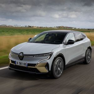 Mit dem Mégane E-Tech nimmt Renault im Frühjahr den VW ID.3 ins Visier.(Bild:  Renault/Hungary Out)
