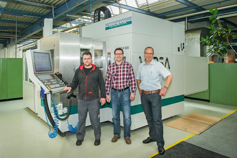 Saubere Sache: Der Maschinenoperateur (Thomas Fretz, KWC), Hanspeter Fehlmann (Leiter Betriebsmittel, KWC) und Jürg Solenthaler vor der neuen Versa. (Bild: Thomas Entzeroth)