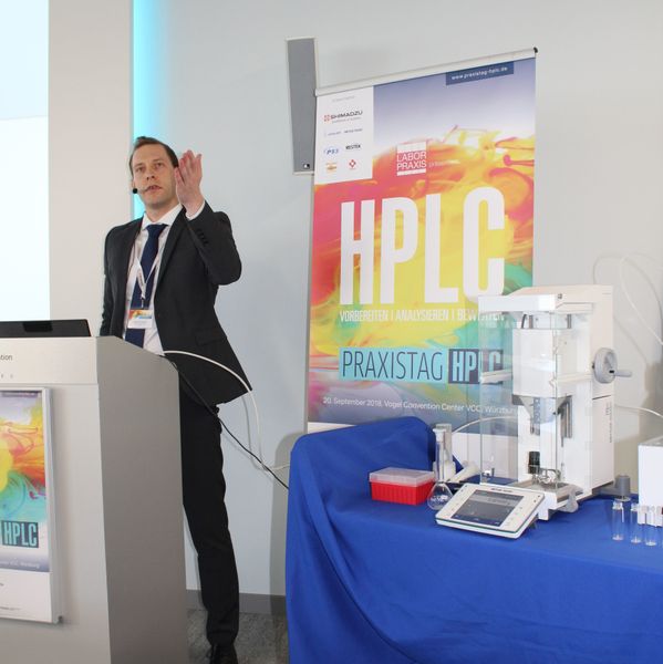 Pascal Weinelt von Mettler-Toledo hat das Thema seines Vortrages zu Demonstrationszwecken mitgebracht: Es geht um die gravimetrische Probendosierung. (Bild: LABORPRAXIS)