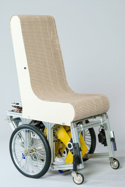 Das Kamerasystem stellt dabei sicher, dass sich der Rollstuhl auf der Stufe befindet und nicht etwa an der Kante. (Uli Benz / TU Muenchen)
