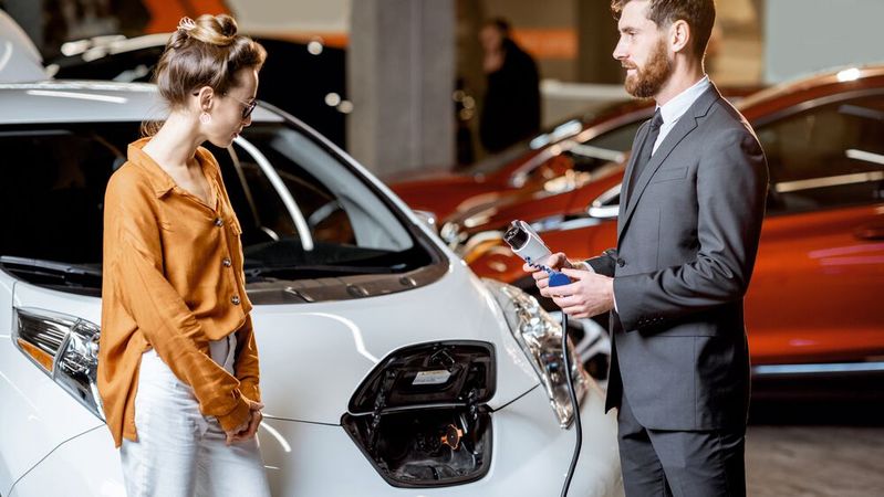 Beim Verkauf eines gebrauchten E-Autos sollten Händler besondere Sorgfalt auf die vorvertraglichen Informationen legen.(Bild:  © rh2010 - adobe.stock.com)