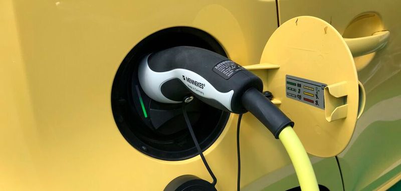 Angebot und Nachfrage bei Elektroautos steigen. Nun kommt es auf eine ausreichende Zahl an Ladepunkten an.(Bild:  Grimm/»kfz-betrieb«)