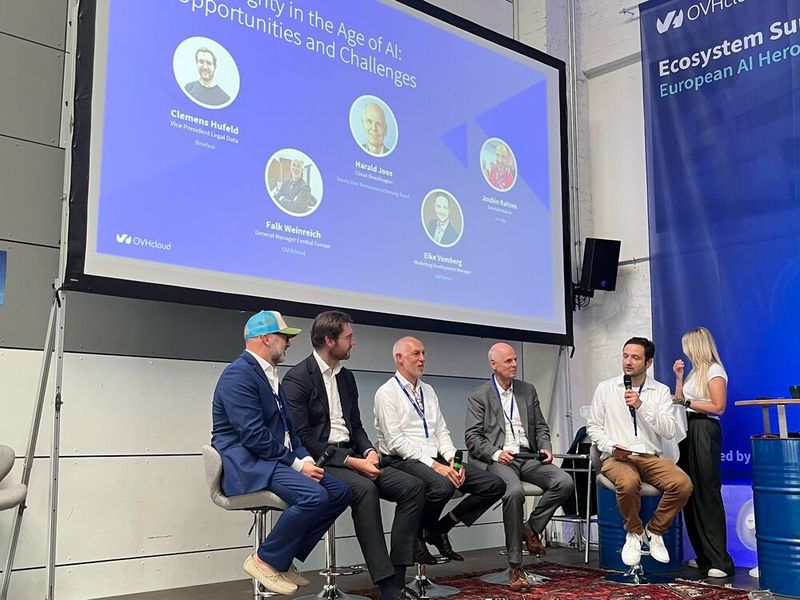 Das Abschlusspanel zum Thema digitale Souveränität mit Joubin Rahimi (Synaigy), Clemens Hufeld (Noxtua), Falk Weinreich (OVHcloud) und Harald Joos (Deutsche Rentenversicherung) (Bild: Vogel IT-Medien)