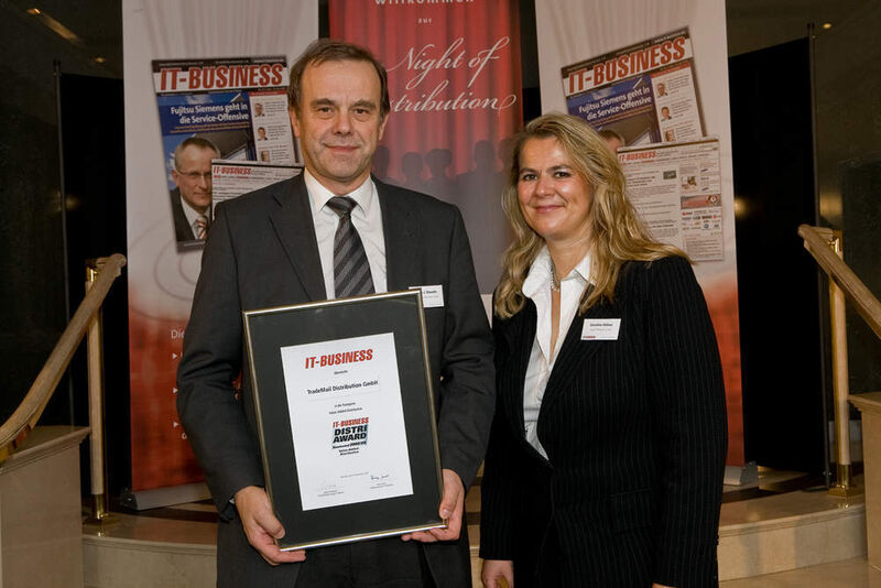 Caroline Häfner von IT-BUSINESS gratuliert Hans-Jörg Staudte von TradeMail zum Nominated-Award in der Kategorie Value Added Distribution. (Archiv: Vogel Business Media)