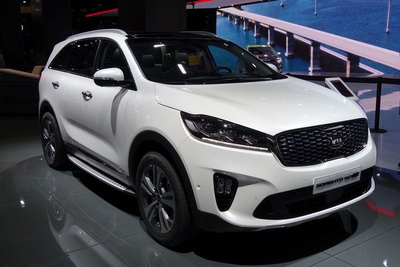 Neues gibt es auch zu Kias größtem Modell. Der Sorento hat ein Facelift erhalten und kommt mit neuer Optik, mit neuen Assistenten und einer neuen Acht-Gang-Automatik für den 2,2-Liter-Diesel.  (Wehner/»kfz-betrieb«)