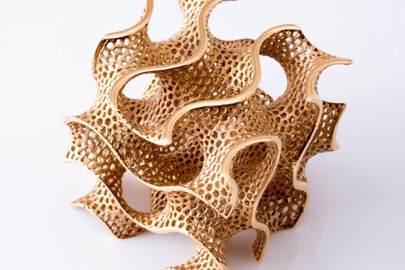 Mit der speziell für die Uhren-  und Schmuckindustrie entwickelten DMLS-Technologie können Edelmetalllegierungen in besondere Unikate und Serienprodukte verwandelt werden. (Cooksongold)