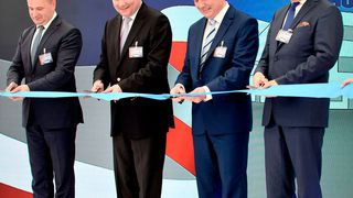 Werkseröffnung (v.l.n.r.): Waldemar Socha, Präsident der Stadt Zory, Roland Straßburger, Schütz CEO, Zbigniew Zietkowski, General Manager Schütz Polska Sp. z o.o., und Piotr Wojaczek, Vorstandsvorsitzender der Sonderwirtschaftszone Katowice. (Schütz)