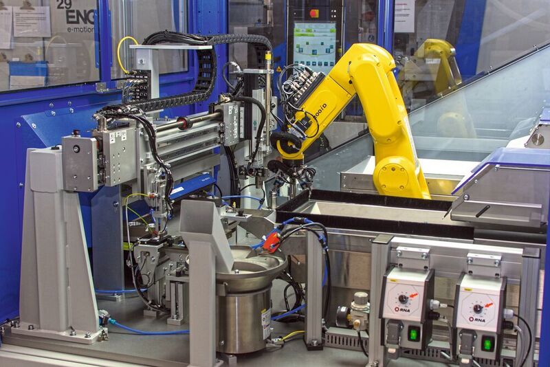 Röchling stellt die Weichen auf Automatisierung. Mit der Roboterzelle sind auch kleine Losgrößen von ca. 50.000 bis 100.000 Stück rentabel. (Röchling Medical Waldachtal )