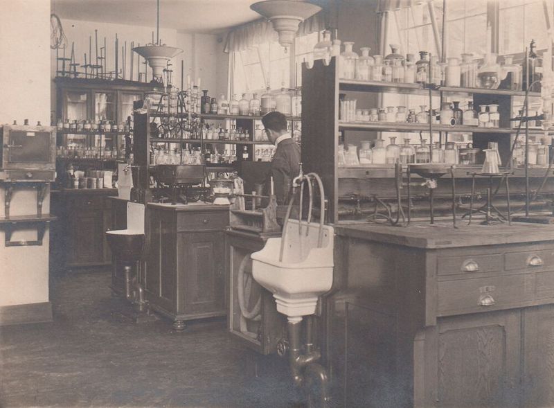 Beispiel für die frühen F&E-Aktivitäten: Blick in das Continental-Laboratorium vor 1914. (Bild: Continental AG)