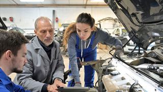 Die Zahl der Auszubildenden in Großbetrieben steigt.  (©goodluz - stock.adobe.com)