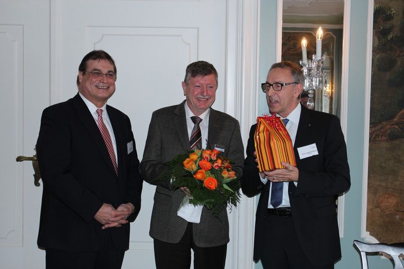 Nach knapp 14 Jahren als Geschäftsführer des VDMA-Fachverbands Präzisionswerkzeuge wird Dr. Wolfgang Sengebusch (mitte) Ende Juni in den wohlverdienten Ruhestand gehen. Vorsitzender Lothar Horn (links) und sein Stellvertreter Hans-Joachim Molka dankten für das große Engagement. (Bild: Kroh)