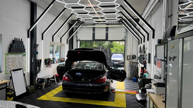 Der Aufbereiter arbeitet unter optimalen Lichtbedingungen in seiner eigenen Halle. (Bild: Schreiner – VCG)