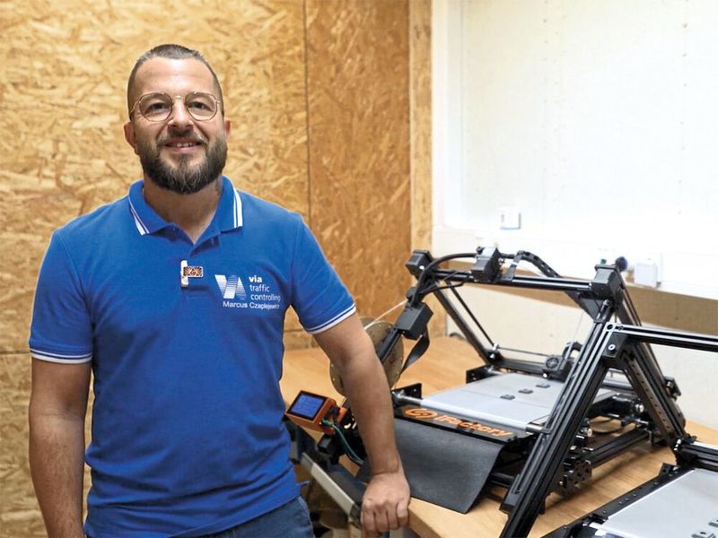 Marcus Czaplejewicz, Fertigungsleiter bei Via Traffic Controlling, stellt fest: „Mit einem Fließbanddrucker ist man erstmal nicht mehr auf bestimmte Maße im Bauraum festgelegt. Jetzt können wir große Teile einfach hier im Haus anfertigen, anpassen und solange daran herumbasteln, bis der Prototyp serientauglich ist.“  (Bild: i-Factory 3D)