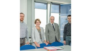 Die Gründer Axel Spickenheuer (links) und Dr. Lars Bittrich (rechts) mit dem Vorstand des IPF, Frau Professor Brigitte Voit (Wissenschaftliche Direktorin) und Achim von Dungern (Kaufmännischer Direktor). (Bild: IPF)
