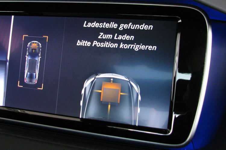 ... um mit dem am Fahrzeug montierten Gegenstück möglichst genau über dem Modul am Boden zu stehen. (Foto: Thomas Günnel)