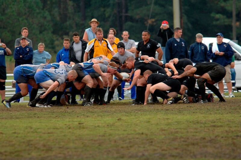 Scrumming im Rugby: Scrum besagt, das cross-funktionale Team soll quasi autark agieren und sich seine Prozesse und Methoden so definieren, wie es für das Projekt am besten ist. (gemeinfrei)