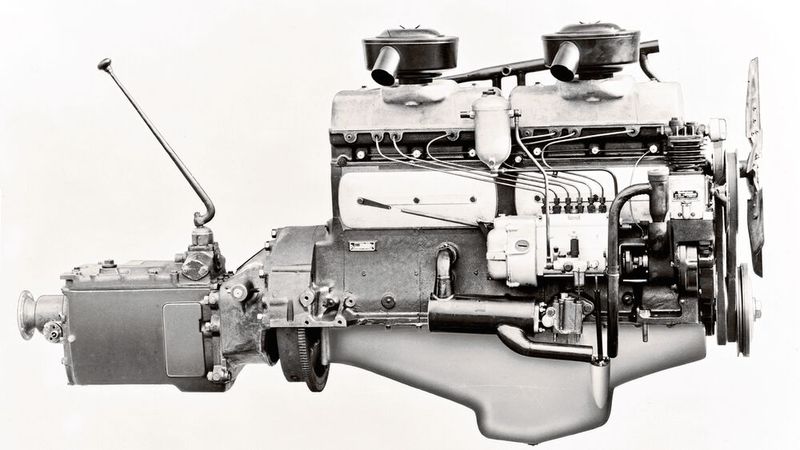 Sechszylinderdieselmotor OM 315 für die Schwerlastwagen der Baureihe 304. Dieser leistete  107 kW (145 PS) bei 2.100 min–1. (Bild: Mercedes-Benz AG)