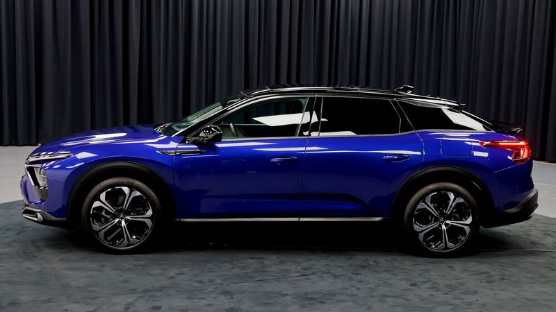 Der C5 X geht in Richtung Crossover, einem Mix aus höhergelegtem Coupé und Kombi. (Bild: Citroën)