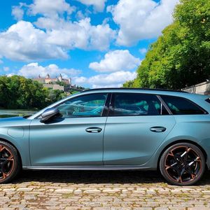 1. Das Fahrzeugkonzept: Für eine betont trendige Marke wie Cupra ist es fast schon ungewöhnlich, noch ein so altmodisches Karosseriekonzept wie einen Kombi anzubieten. Aber er hat einfach unbestreitbare praktische Vorteile. Der Cupra Leon Sportstourer ist  knapp 4,7 Meter lang und 1,8 Meter breit. Damit überragt er seinen Konzernbruder Golf Variant um ein paar Zentimeter. Das Außendesign, das deutlich überarbeitet wurde, ist zweifelsfrei ein Highlight.(Bild:  Rosenow – VCG)