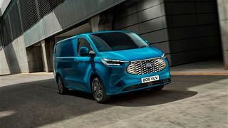 Das ist der vollelektrisch fahrende Ford-E-Transit Custom. Seine Performance in Sachen Beladung braucht sich vor Dieseltransportern nicht zu verstecken, heißt es vom Hersteller. Wichtig: Er soll auch für KMU den günstigen Umstieg auf den E-Transport möglich machen. (Bild: Ford-Werke)