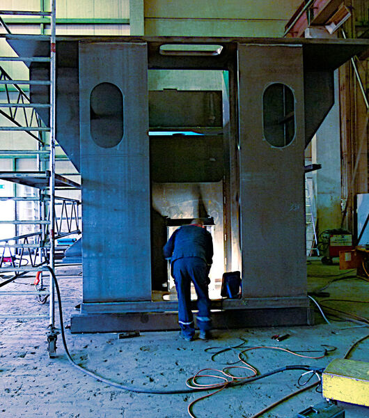 Dieses von Jebens gefertigte untere Querhaupt für eine Composite-Presse bringt 95 Tonnen auf die Waage. (Jebens GmbH)