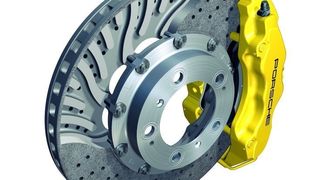 Schnittbild der Carbon-Keramik-Bremsscheibe: Speziell geformte Kühlkanäle sorgen für eine effiziente Innenkühlung. (Archiv: Vogel Business Media)