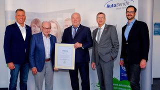 Übergabe der Goldenen Ehrennadel im Jahr 2022: (v.l.) Obermeister Roland Hoier (Innung Unterfranken), die Ehrenpräsidenten Walter Stoy und Albert Vetterl, Michael Bissert, (HWK-Präsident) und Marcus Eisner (stv. Obermeister Unterfranken). (Bild: Kfz-Gewerbe Bayern)