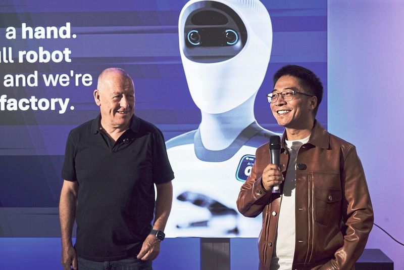 Agile Robots im Gespräch: CEO Zhaopeng Chen (rechts) und Executive Director Rory Sexton arbeiten an der Entwicklung von Physical AI und humanoider Robotik. (Bild: Agile Robots)
