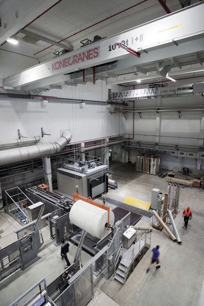 Der Zweiträgerbrückenkran von Konecranes sorgt mit seinen beiden synchronisierten Laufkatzen mit je 5 t Tragkraft für ein reibungsloses, ferngesteuertes Wechseln der Tamboure-Rollen in der neuen Produktionshalle von Fripa in Miltenberg. (Bild: Konecranes)