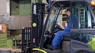 Der Treibgasstapler der S-Series transportiert Rohteile zur Produktion (Clark Europe GmbH)