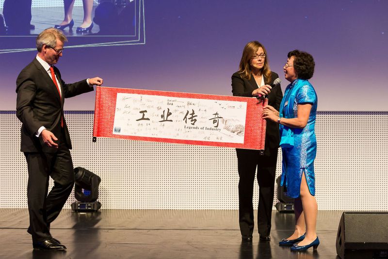 … ein traditionelles chinesisches Geschenk an VBM-Geschäftsführer Stefan Rühling. (Vogel Business Media / S. Bausewein)