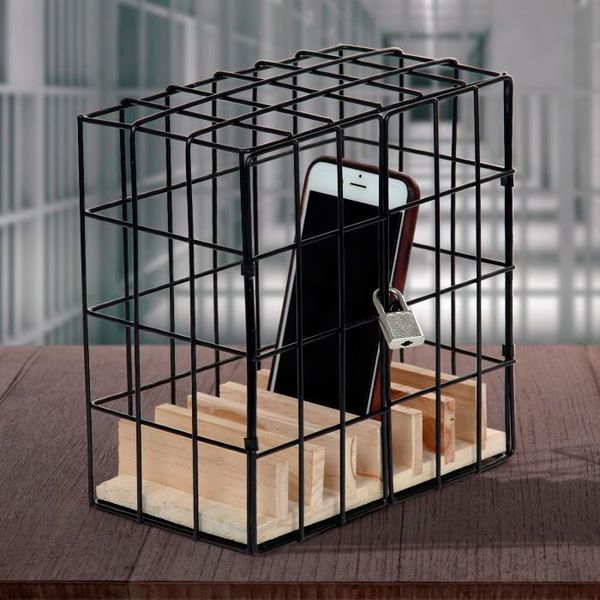In Zeiten von Social Distance greift man öfter mal zum Smartphone... vielleicht auch zu oft. Das Handy Gefängnis ist für Menschen, die ihren Umgang mit dem Handy ein wenig übertreiben und ständig mit dem Ding herumspielen. Mit diesem praktischen Gadget kann für ein wenig Ruhe gesorgt werden! Bei Monsterzeug.de kostet das Gefängnis 12,95 Euro. (Monsterzeug.de)