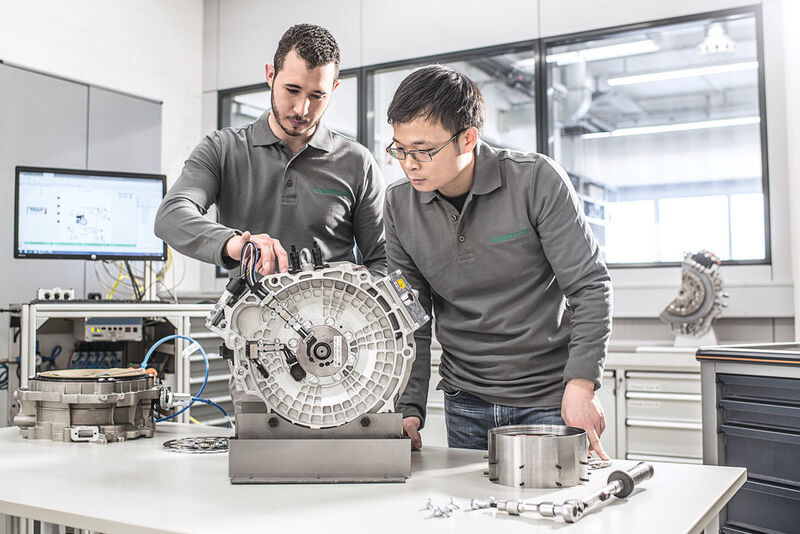Schaeffler-Mitarbeiter am P2 Hybridmodul. (Bild: Schaeffler/Jeibmann Photographik)