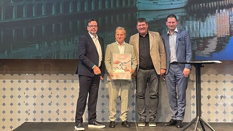 Ein kleines Geschenk muss sein: (v.l.) Frank Barwasser überreichte die 35-Jahre-„Urkunde“ an Thomas Peckruhn, Kersten Borst und Christian Mette (Sprecher Arbeitskreis Service). (Bild: Grimm – VCG)