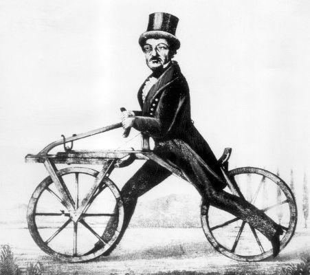 Mit der von dem Erfinder Karl Friedrich Freiherr von Drais von Sauerbronn (1785-1851) konzipierten Draisine nahm 1871 am 12. Juni 1817 die Entwicklung des Fahrrads seinen Anfang. Das reine Laufrad war zu Beginn kein großer Verkaufserfolg. Der Legende nach war der harte Winter  des Jahres 1816 Grund für die Erfindung: Wegen Ernteausfällen gab es nicht genug Futter für Pferde, die für das Zurücklegen langer Wegstrecken unentbehrlich waren, weswegen Drais' nach Alternativen suchte. Die Draisine legte einige Grundzüge des Fahrrads fest, die auch heute noch bestehen: Ein Rahmen, ein Sattel, zwei Räder mit Speichen und ein Lenker am Vorderrad. (dpa - Bildfunk)