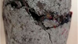 Die Alternative zu zementbasierten Briketts für die Rückgewinnung von Prozessnebenprodukten (PNP), wie Kupfer, Nickel und Mangan – eins der faserverstärkten PNP-Briketts aus Vorversuchen von Echterhof, wie sie im Rahmen des Projekts „FaBrik“ untersucht werden.  (Bild: Echterhof)