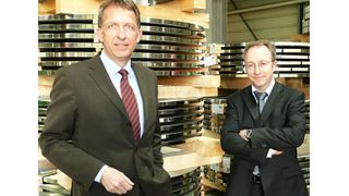 Die Vogel-Bauer Edelstahl GmbH & Co. KG mit ihren Gesellschaftern Lutz (li.) und Gerald Vogel gehört zu den Spezialisten, die maßgeschneiderte, kantenbearbeitete und oberflächenbehandelte Edelstahlzuschnitte anbieten. Bild: Kuhn (Archiv: Vogel Business Media)