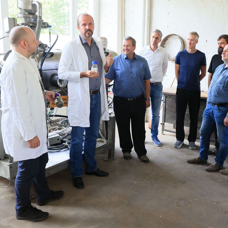 Eines der deutschlandweit besten Konzepte für nachhaltige Kreislaufwirtschaft wird in den nächsten fünf Jahren an der Hochschule Merseburg umgesetzt: Professor Mathias Seitz (2.v.l.) und sein Team freuen sich über diese große Chance.