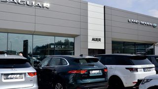 Der 1.000 Quadratmeter großer Jaguar-Land-Rover-Showroom wurde im vergangenen April neu eröffnet.  (Mauritz)