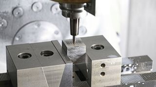 Beim 5-Achs-Hartfräsen kommt meist viel Kühlschmierstoff zum Einsatz. Zur besseren Ansicht fürs Foto schalteten die Maschinenbediener den KSS kurzzeitig ab. (Bild: Kern Microtechnik GmbH)