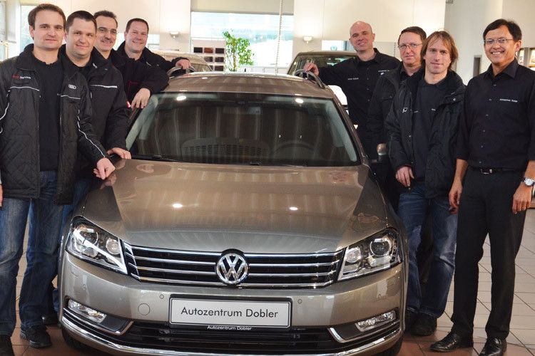 Das Dobler-Führungsteam: Oliver Siegrist (Serviceleiter Audi), Markus Witt (Verkaufsleiter Gebrauchtwagen), Dieter Bürklin (Verkaufsleiter Audi), Michael Schneider (Verkaufsleiter Skoda), Michael Hosbach (Assistent der Geschäftsleitung), Werner Csambor (Verkaufsleiter Volkswagen, Volkswagen Nutzfahrzeuge, Seat), Ralph Pfirrmann (Serviceberater Skoda), Hans Herrmann (Geschäftsführer). (Foto: Preising)
